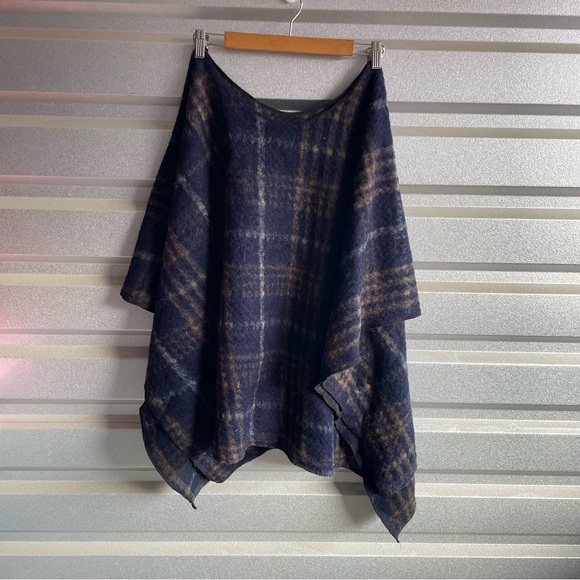 Susan Eastman poncho - Picture 3 of 4